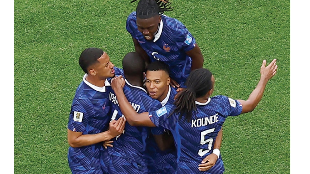MBAPPÉ es abrazado por sus compañeros en el duelo de ayer