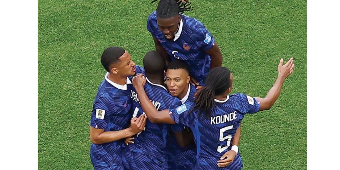 MBAPPÉ es abrazado por sus compañeros en el duelo de ayer