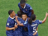 MBAPPÉ es abrazado por sus compañeros en el duelo de ayer