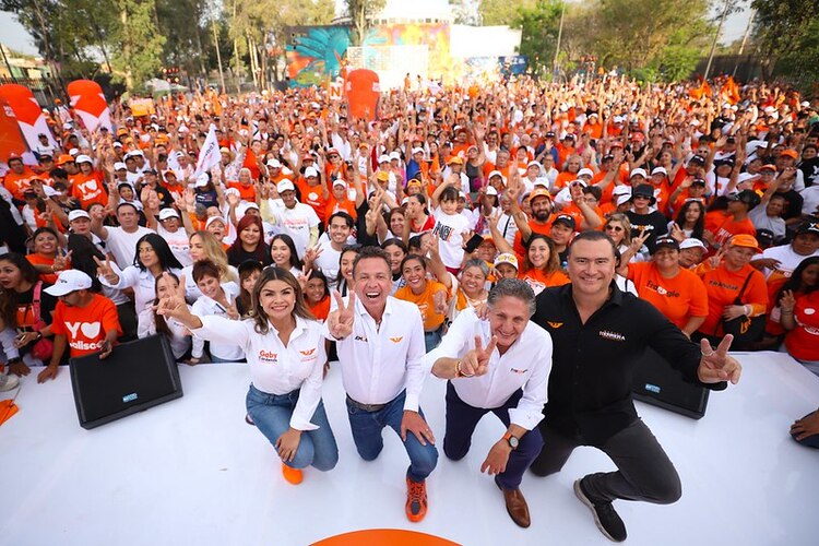 Se comprometió a un parque público en Miramar y la ampliación de la Línea 3 del Tren Ligero.