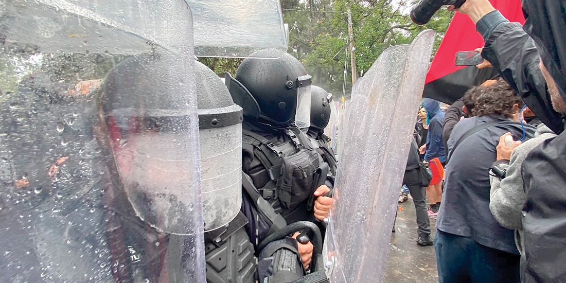 ASPECTO de la movilización del domingo pasado en Guadalajara, en la que se desató la violencia a partir de la acción del llamado bloque negro. El miércoles, la Secretaría de Seguridad de Jalisco indicó que dos elementos fueron separados de su función para ser investigados.