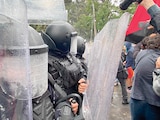 ASPECTO de la movilización del domingo pasado en Guadalajara, en la que se desató la violencia a partir de la acción del llamado bloque negro. El miércoles, la Secretaría de Seguridad de Jalisco indicó que dos elementos fueron separados de su función para ser investigados.