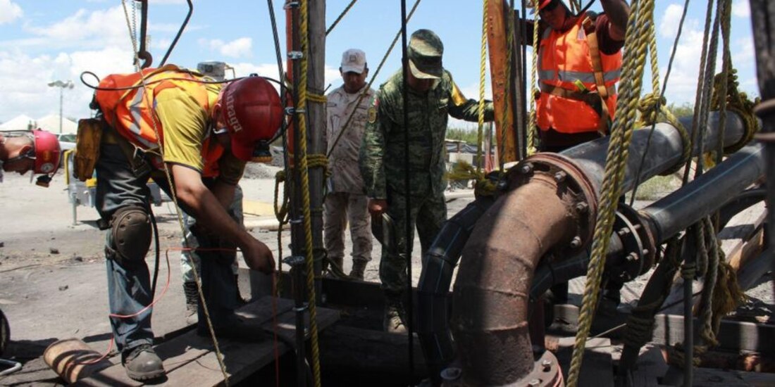 Familiares y autoridades alcanzan acuerdo sobre rescate de mineros atrapados, revela Manuel Bartlett.