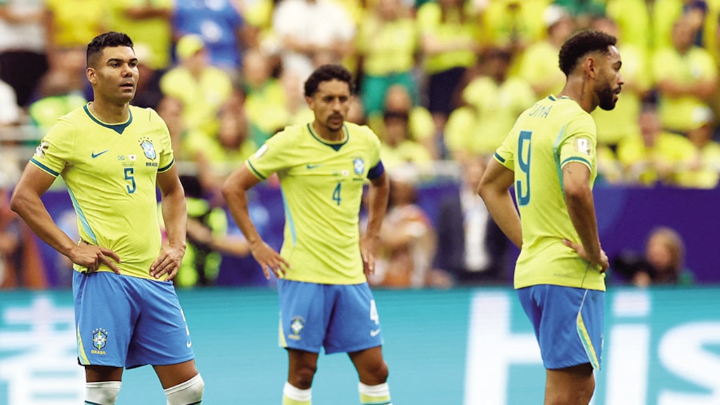 Futbolistas brasileños se lamentan de una falla, el lunes pasado.