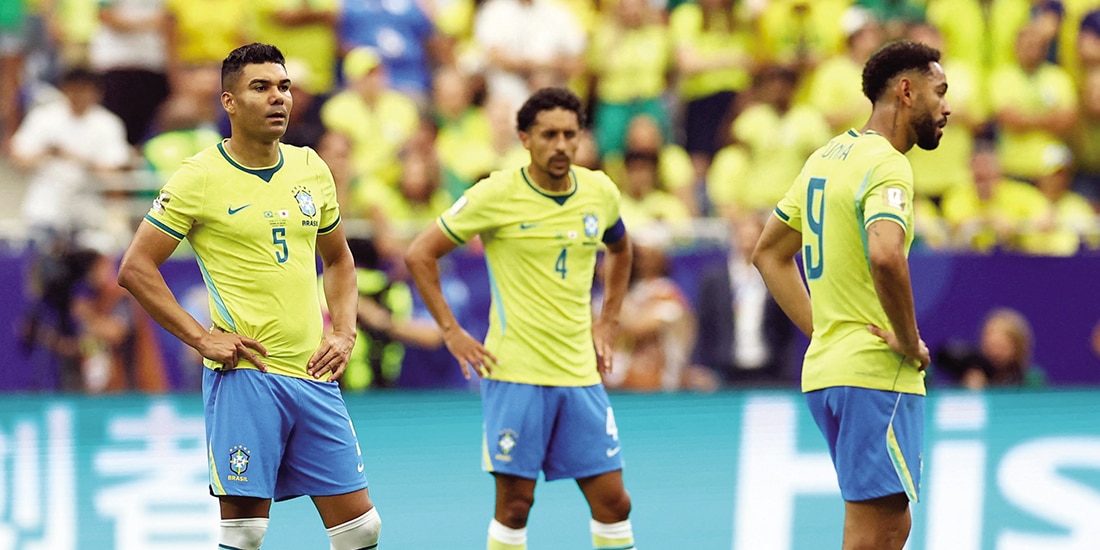 Futbolistas brasileños se lamentan de una falla, el lunes pasado.