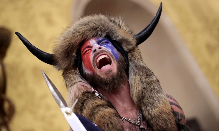 El activista Jake Angeli, o Q-Shaman, en la manifestación del 6 de enero.