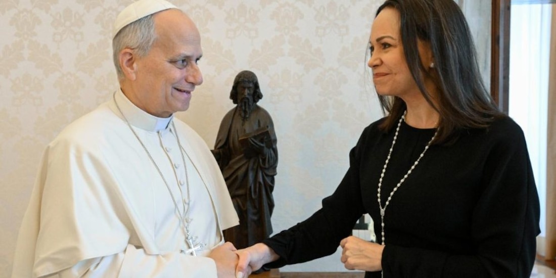 El papa León XIV recibe a la líder opositora venezolana, María Corina Machado, en el Vaticano.