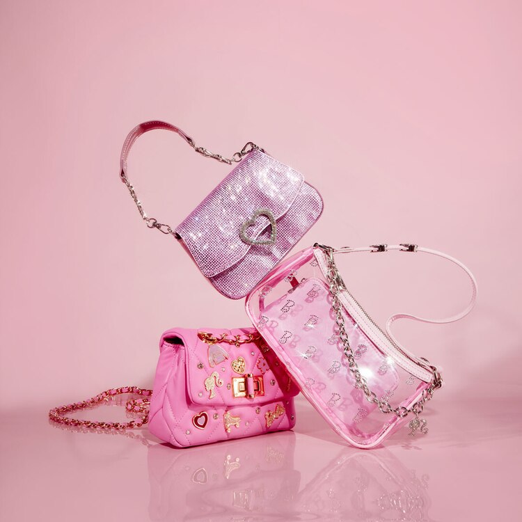 Aldo lanzó diversas bolsas.