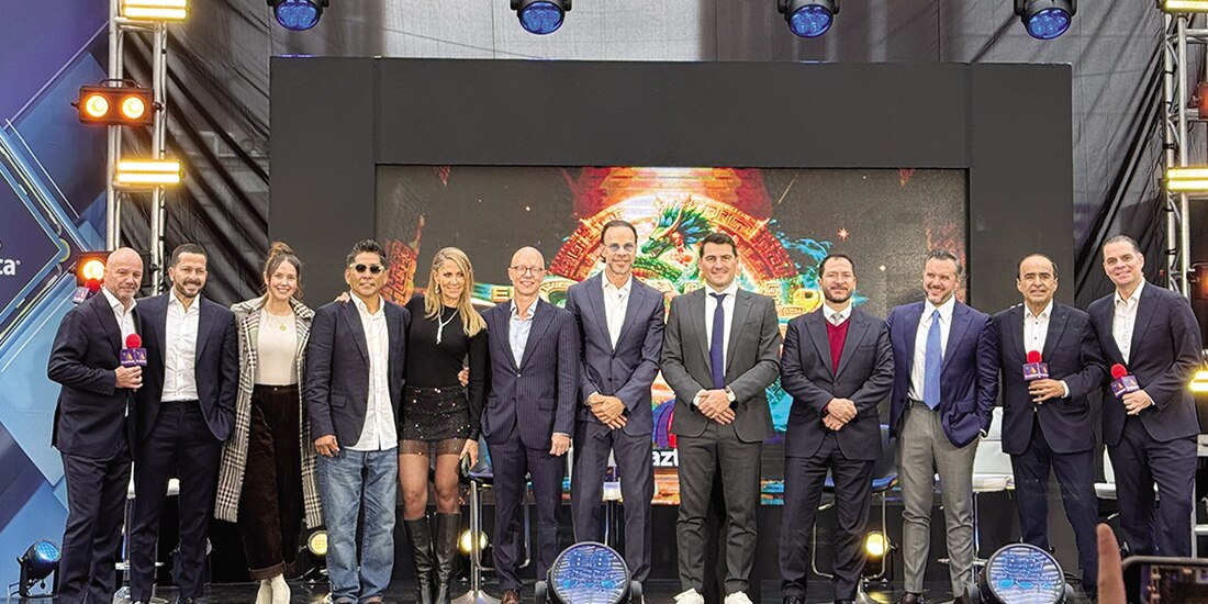 Directivos y talento deportivo durante la presentación del equipo.