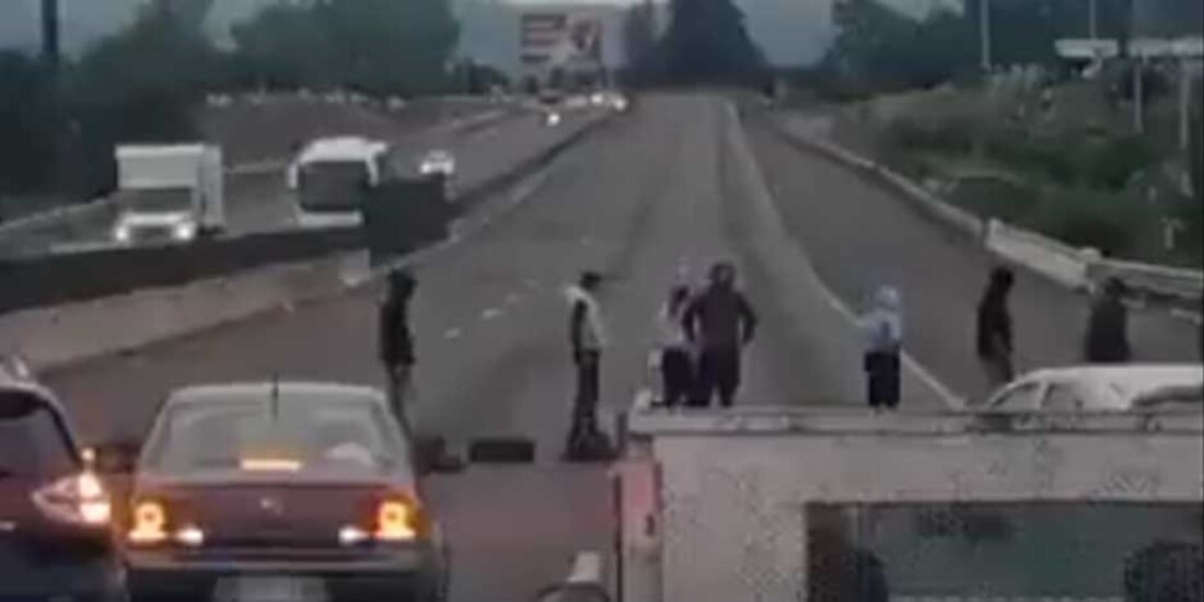 Manifestantes cierran ambos sentidos de la México-Puebla; caos vial en la zona