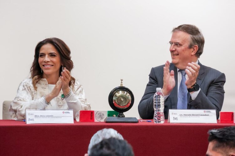 De izquierda a derecha: la directora de la Lotería Nacional, Olivia Salomón, y el secretario de Economía, Marcelo Ebrard.