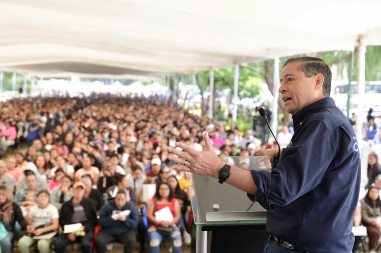 El alcalde de Coyoacán, Giovani Gutiérrez Aguilar, presenta ante vecinos el dispositivo de seguridad para el regreso a clases.
