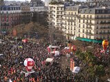 Trabajadores en París exigen dar marcha atrás al proyecto de reforma de pensiones, ayer.