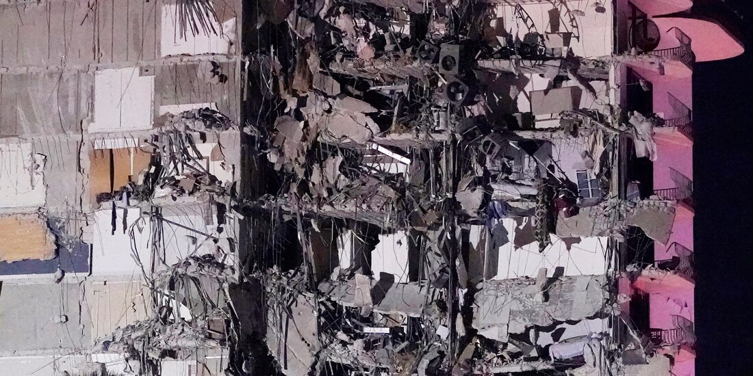 Una parte de un edificio parcialmente derruido, en la zona de Surfside, Miami, Florida, la madrugada del 24 de junio de 2021.