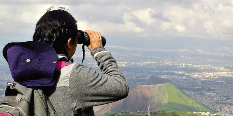 Una joven observa los alrededores del Volcán Tetlalmanche, en 2021.