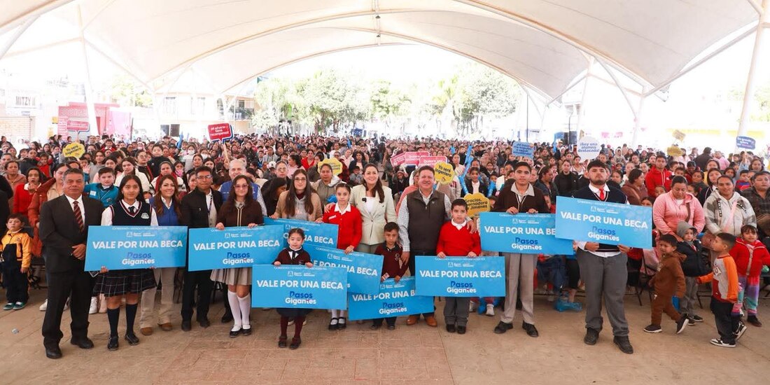 La gobernadora con estudiantes y padres de familia de la entidad.
