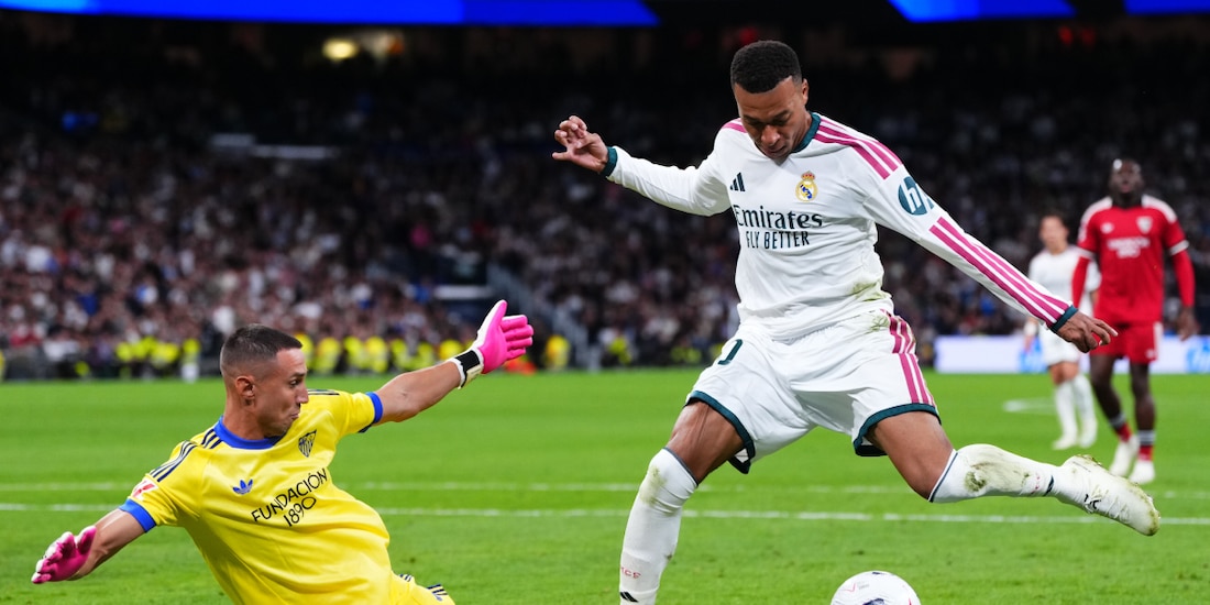 Kylian Mbappé se quita a Odisseas Vlachodimos para su primer gol en el triunfo del Real Madrid sobre el Sevilla.