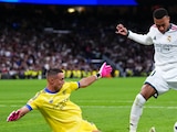 Kylian Mbappé se quita a Odisseas Vlachodimos para su primer gol en el triunfo del Real Madrid sobre el Sevilla.