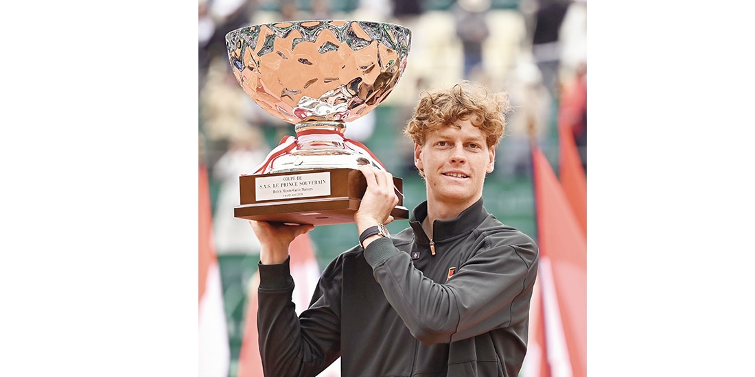 Sinner presume su título ante los fotógrafos, ayer, tras la final.