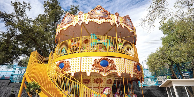 Carrusel de dos pisos para las niñas y los niños que acudan al nuevo espacio.