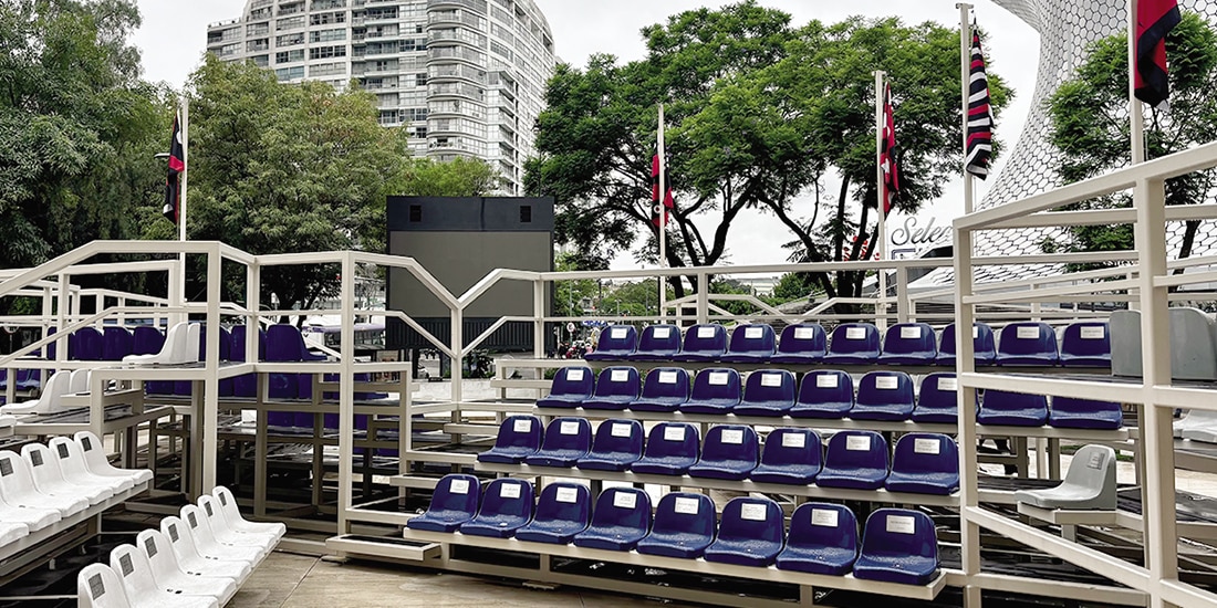 INSTALACIÓN Tribunas, ayer, donde la gente podrá sentarse a ver el partido