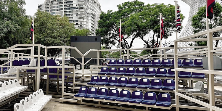 INSTALACIÓN Tribunas, ayer, donde la gente podrá sentarse a ver el partido