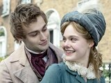 Elle Fanning encarna a Mary Shelley (1797-1851), mientras Douglas Booth hace las veces de su marido, Percy, en la película sobre la escritora, de Haifaa Al-Mansour, 2017.