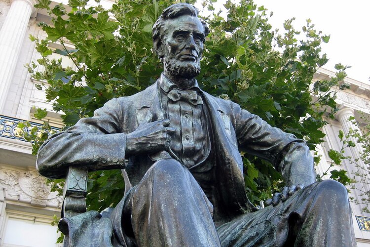 Una estatua del expresidente estadounidense Abraham Lincoln,