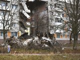 Ciudadana atestigua el daño contra un edificio de departamentos en la región de Donetsk, ayer.