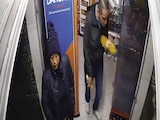 Un hombre roba productos de una tienda en Azcapotzalco, el 22 de agosto.