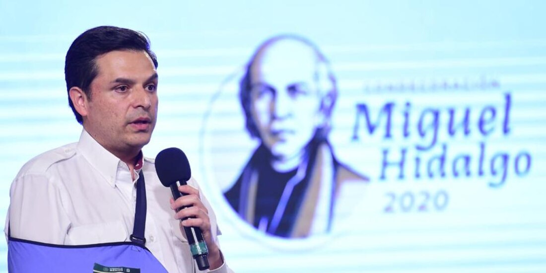 Zoé Robledo al presentar la condecoración Miguel Hidalgo.