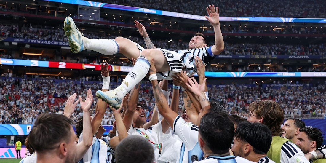 El capitán argentino fue ovacionado por sus compañeros tras marcar el gol que inició la remontada albiceleste.