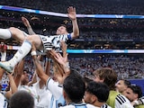El capitán argentino fue ovacionado por sus compañeros tras marcar el gol que inició la remontada albiceleste.