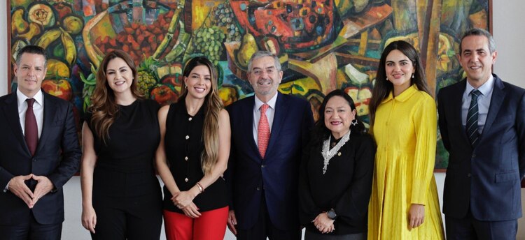 El canciller Juan Ramón de la Fuente (c.), ayer, con senadores de la 4T.