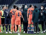 El cuarto árbitro del choque de Champions League entre PSG e Istanbul hizo un comentario racista.
