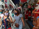 Personas caminan por una popular calle comercial, el martes pasado, en Sao Paulo, Brasil.