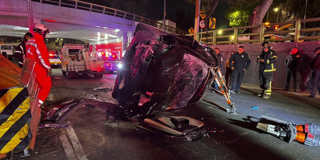 Automóvil vuelca sobre Circuito Interior; deja una persona muerta y una más lesionada.