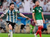 Lionel Messi y Héctor Herrera en el partido de Argentina vs México en Qatar 2022