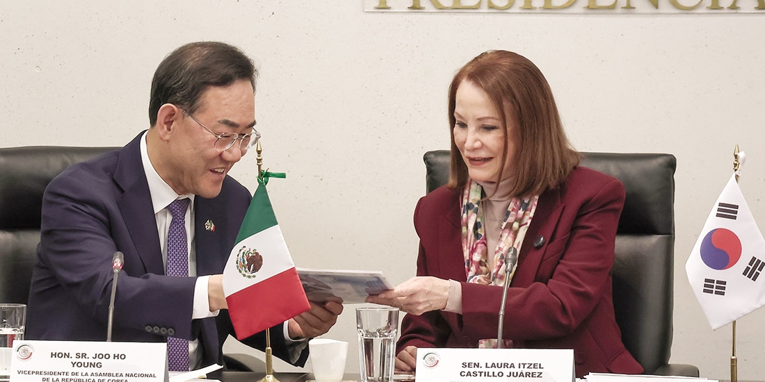 La presidenta del Senado, Laura Itzel Castillo, y Joo Ho-Young, vicepresidente de la Asamblea de Corea, ayer.