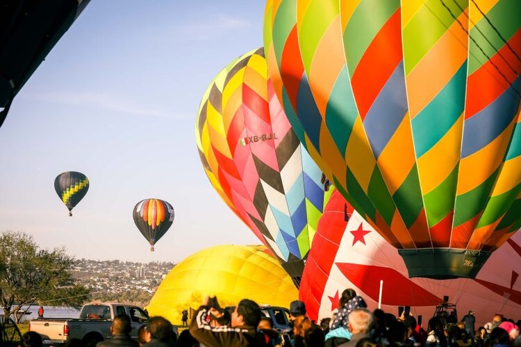 Globos aerostáticos de 25 países, incluyendo figuras especiales, surcan el cielo de León durante la edición 23 del Festival Internacional del Globo.