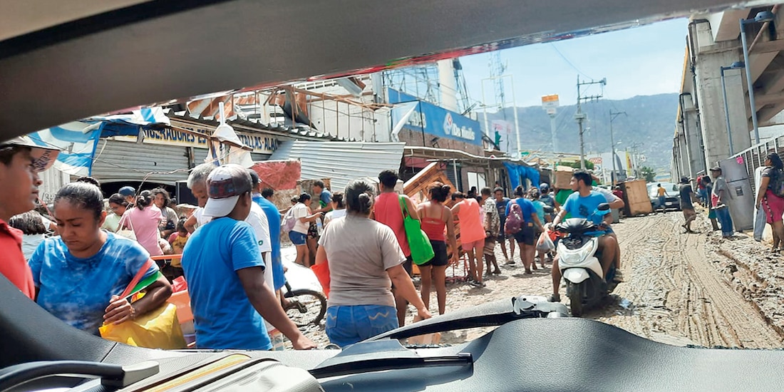 Personas obstruyen el paso sacando los muebles de tiendas, ayer, en Acapulco.