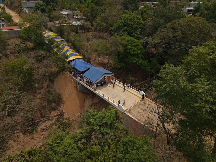 Puente vehicular sobre el río Yuta Chiñu.