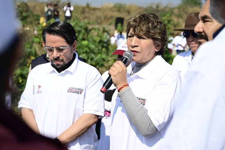 Al micrófono, la gobernadora Delfina Gómez.