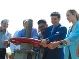 El Gobernador García y funcionarios liberan la válvula de aire en la Planta Potabilizadora de San Roque