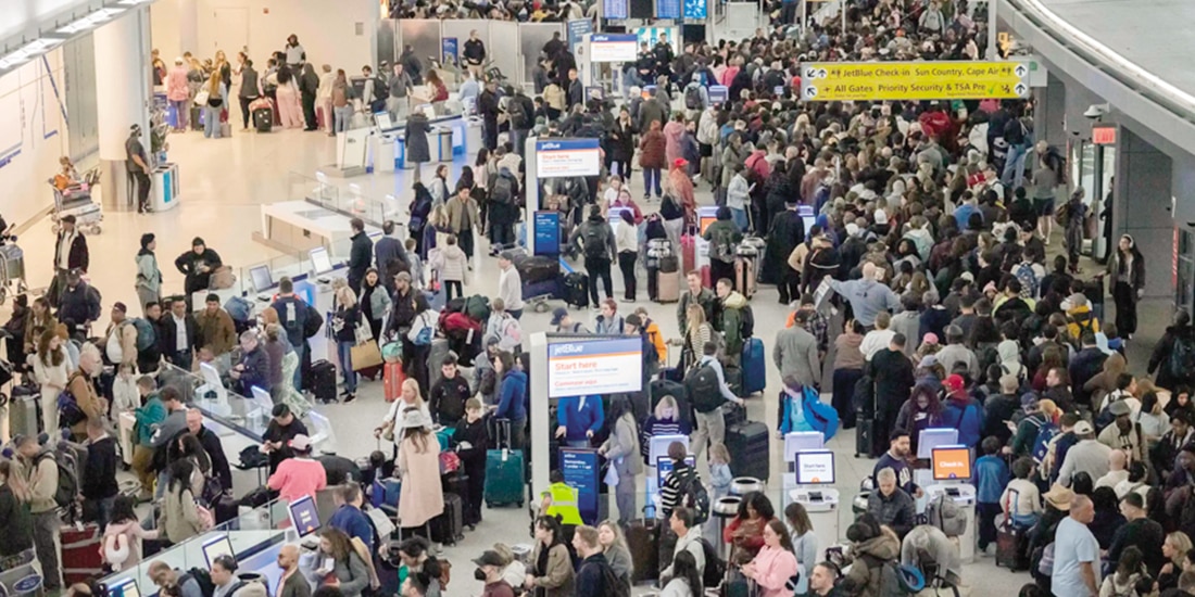 Personas hacen fila en el control de seguridad del aeropuerto John F. Kennedy, ayer.