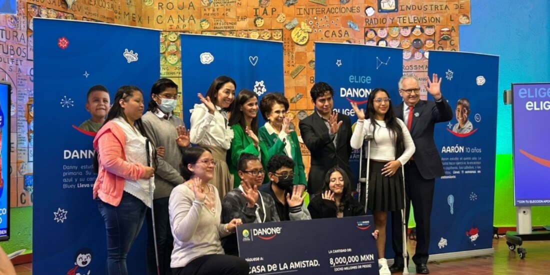 Directivos de Danone y beneficiarios, ayer.