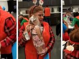 Mujer llora al recibir la primera muñeca de su vida.