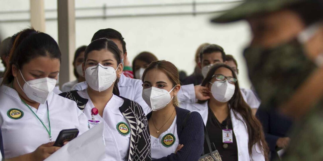 Personal de Salud espera turno para ser vacunado.