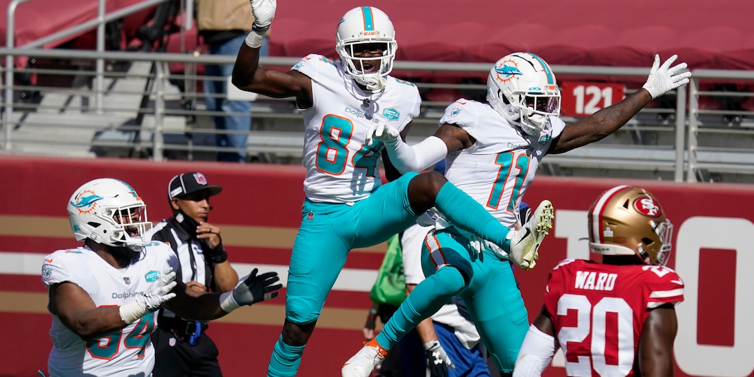 Jugadores de Dolphins festejan una anotación contra 49ers en la Semana 5 de la NFL.