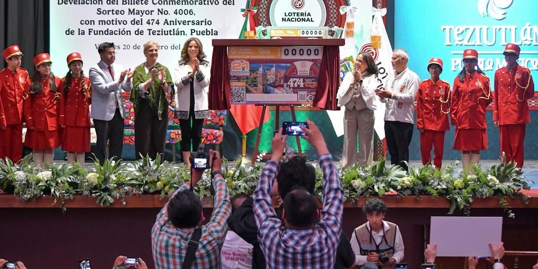 Olivia Salomón y Karla Martínez develan el billete conmemorativo del 474 aniversario de la fundación de Teziutlán.